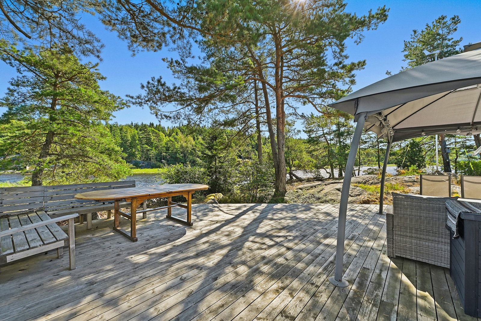 Rikelig med plass til både soling og grilling på plattingen. Galleribilde