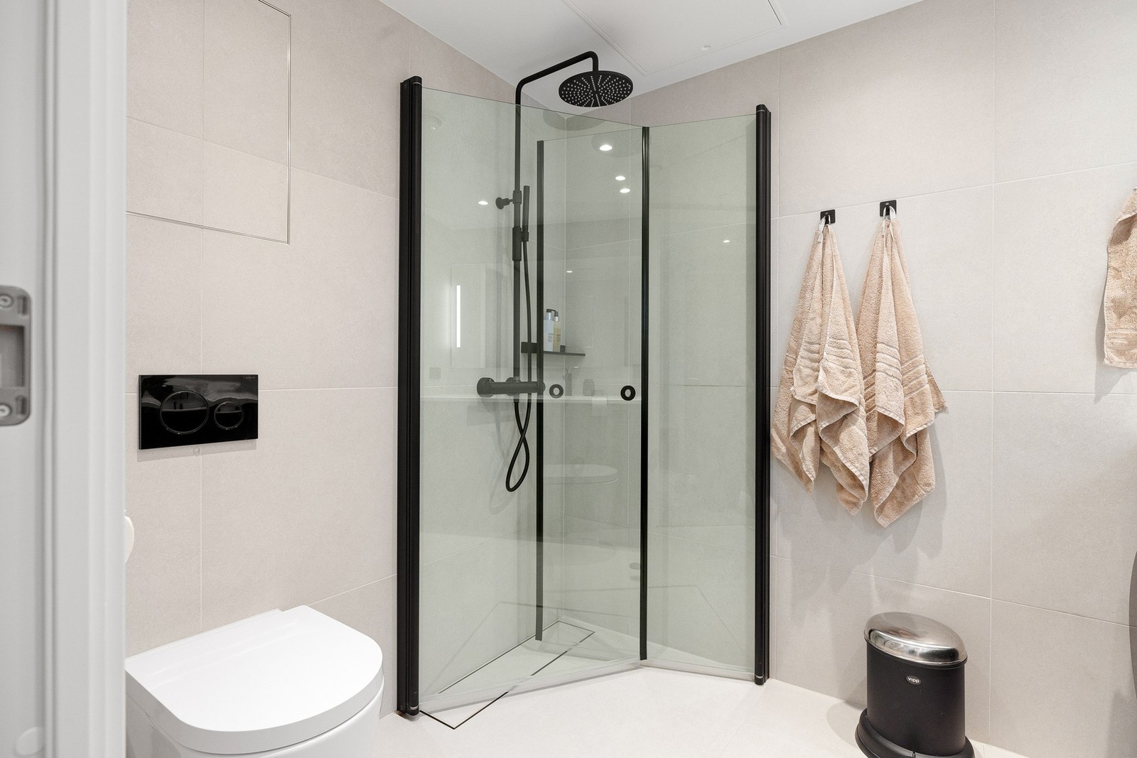 Selger har oppgradert med sorte detaljer og baderomsinnredning, noe som tilfører rommet et moderne og elegant preg. Galleribilde