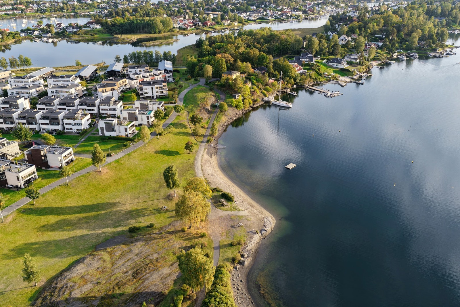 Fem minutter gå tur unna leiligheten ligger nærmeste strand, Koksabukta. Galleribilde