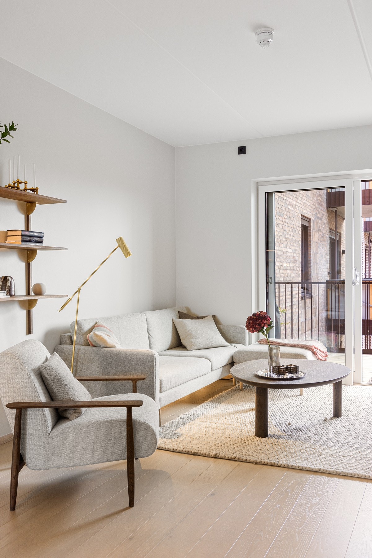 Romslig TV-stue, med plass til sofagruppe, stuebord og mediemøblement og med utgang til en herlig balkong. Galleribilde