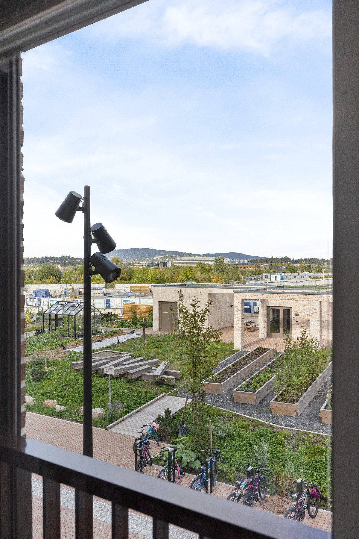 Fra soverom 2 har du utgang til en sjarmerende fransk balkong med utsyn over den frodige felleshagen, hvor det er lagt til rette for dyrking. Galleribilde
