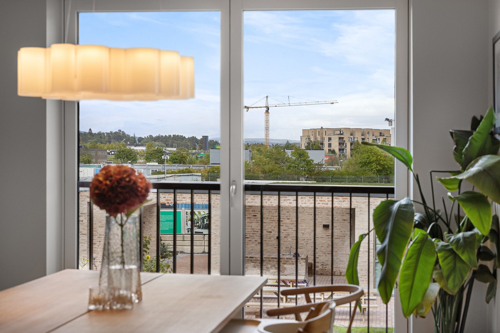 Praktiske detaljer som elektriske screen på alle vinduer og svært gode støyisolerende løsninger bidrar til både komfort og et moderne uttrykk. Galleribilde