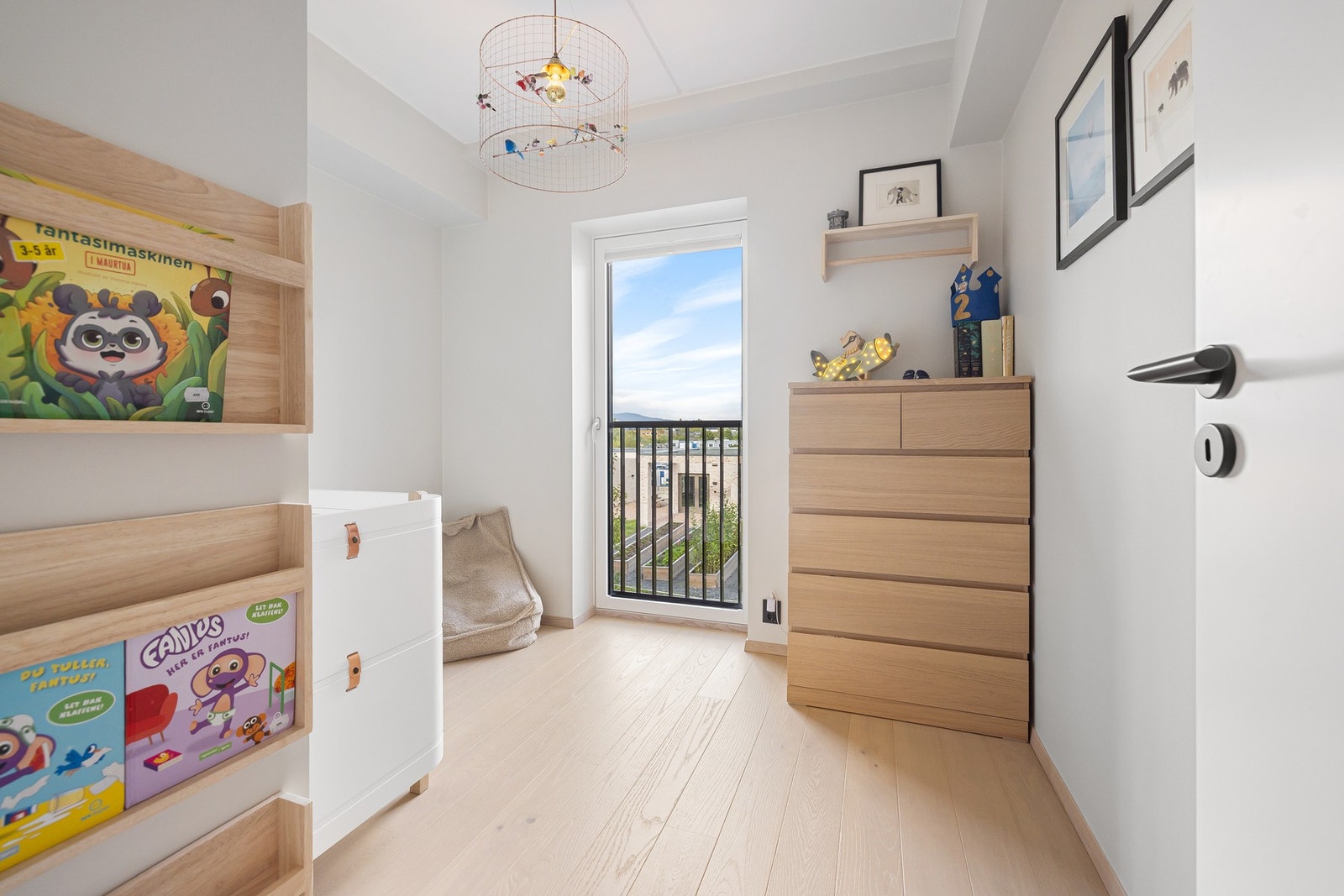 Soverom 2 egner seg utmerket som barnerom, gjesterom eller hjemmekontor, avhengig av behov. Galleribilde