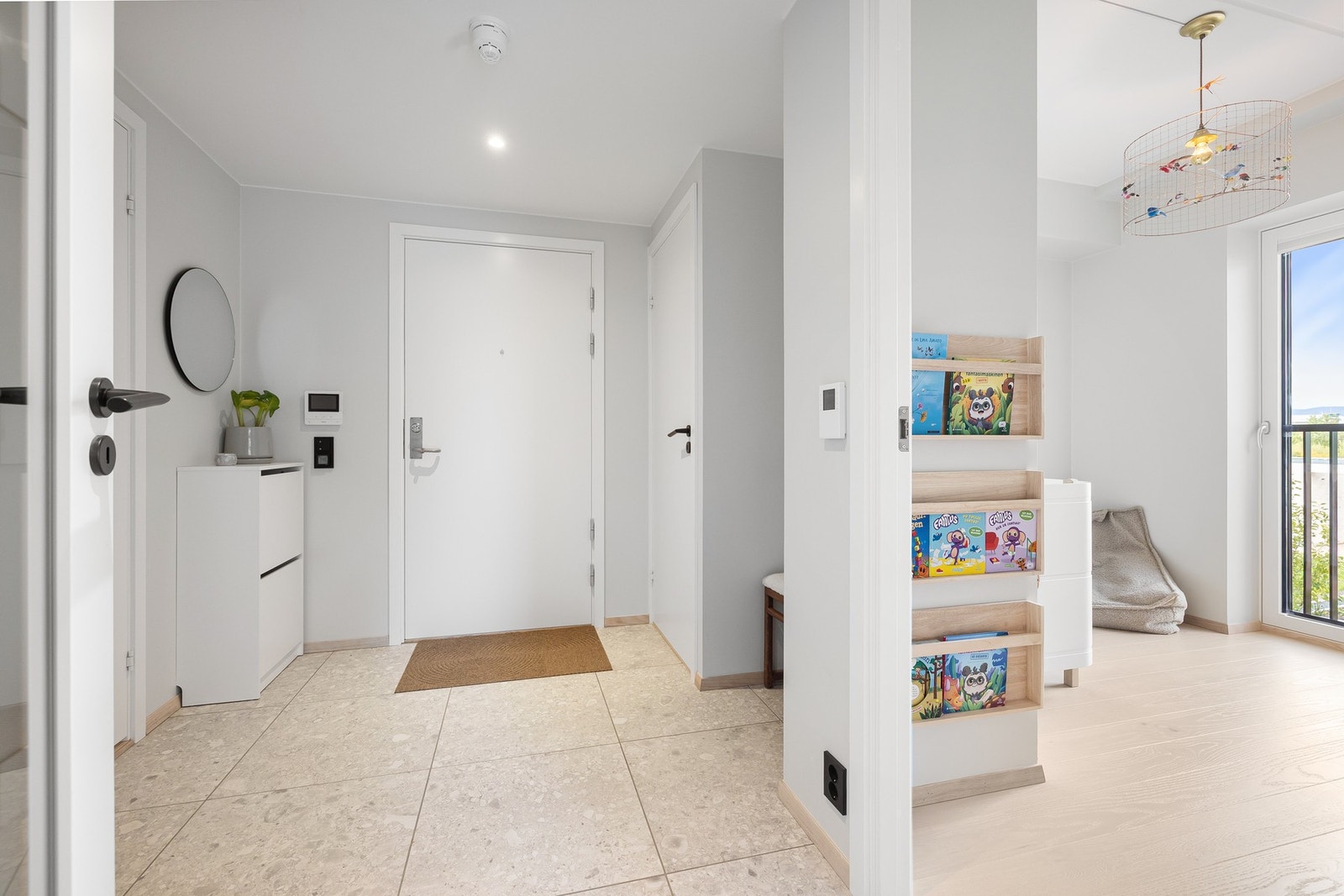 I entréen er det lagt flotte, tidsriktige fliser, et tilvalg som selger gjorde ved kjøp, som både er stilfulle og praktiske i bruk. Galleribilde