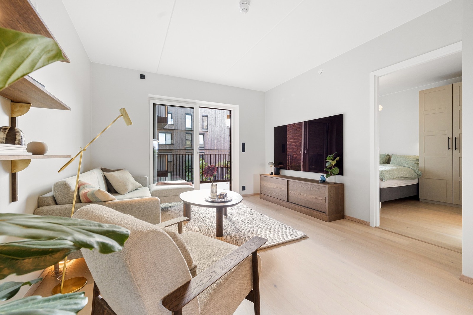 Dette er en påkostet leilighet fra 2024, hvor moderne arkitektur og gjennomtenkte løsninger skaper et hjem av høy kvalitet. Galleribilde