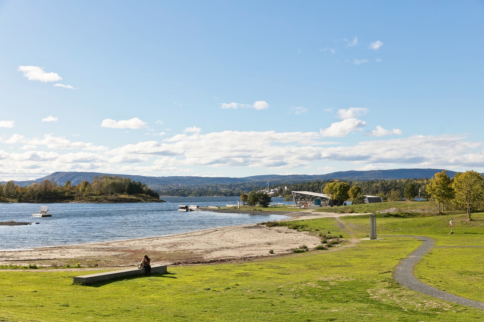 Nærområdet - Kun en kort sykkeltur unna venter Storøyodden med sin innbydende badestrand, sandvolleyballbaner, bordtennis, utegriller og dusjanlegg. Galleribilde