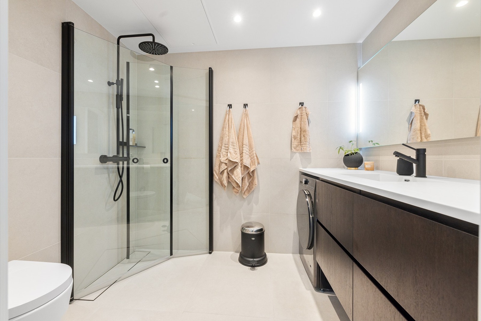 Overflatene på hovedbadet er flislagt, og i gulvene er det varmekabler som gir en behagelig varme året rundt. Galleribilde