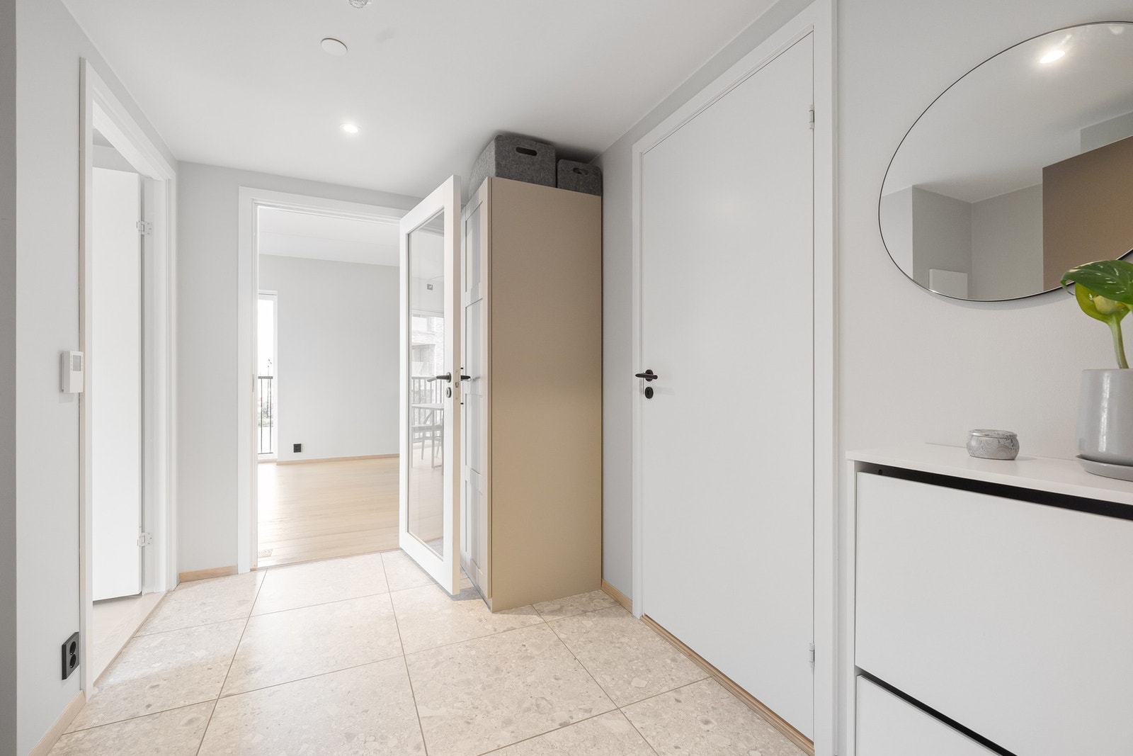 Det er appstyrt vannbåren gulvvarme i alle oppholdsrom, samt elektriske screen. Galleribilde