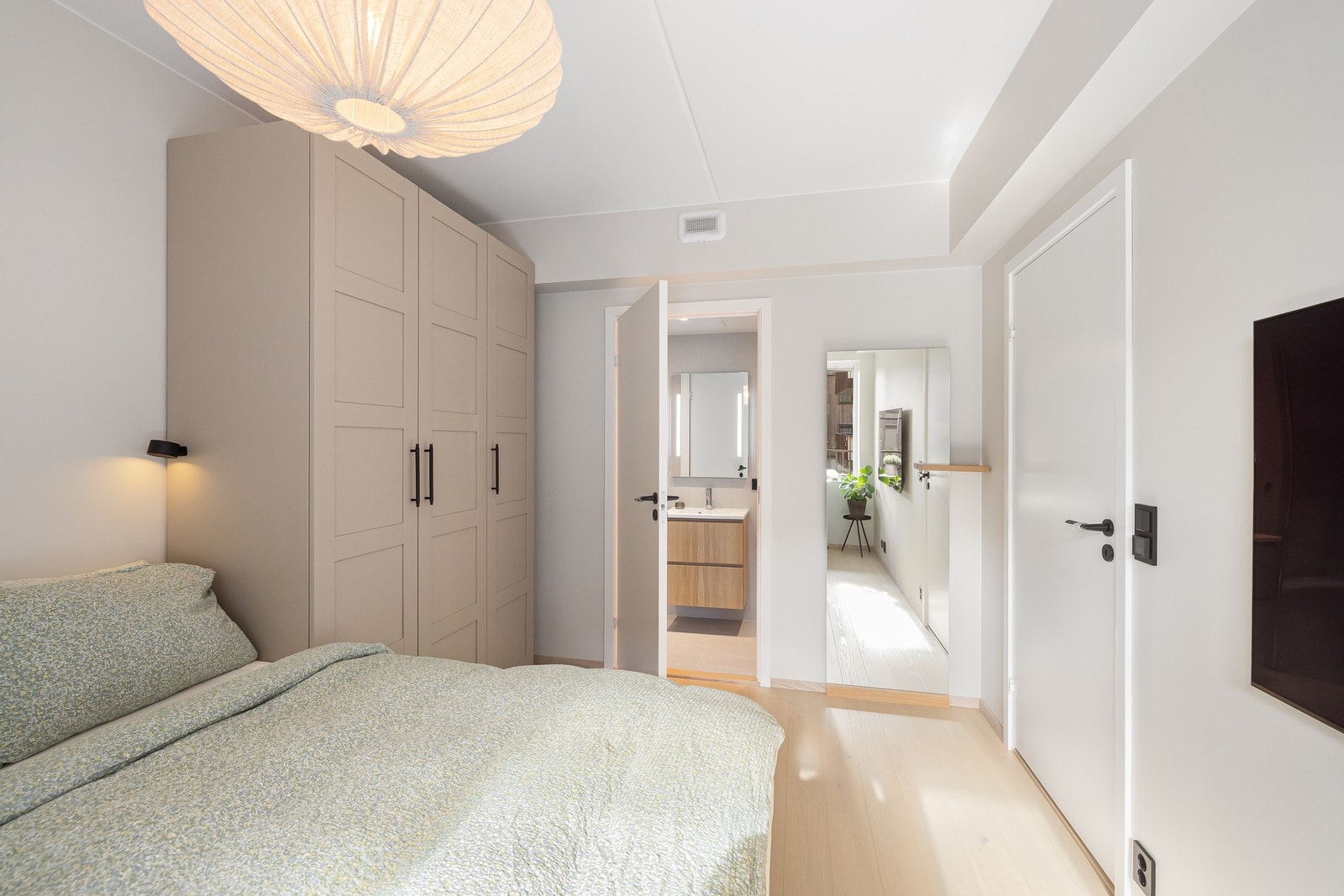 Hovedsoverommet er romslig og innredet med rikelig garderobeplass, samtidig som det er god plass til en dobbeltseng sentralt i rommet. Galleribilde