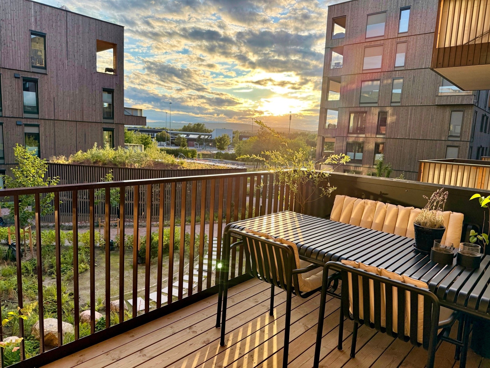 Den luftige endeleiligheten ligger i 2. etasje og byr på flott utsyn, lysinnslipp og en balkong perfekt plassert for å nyte kveldssolen. Galleribilde