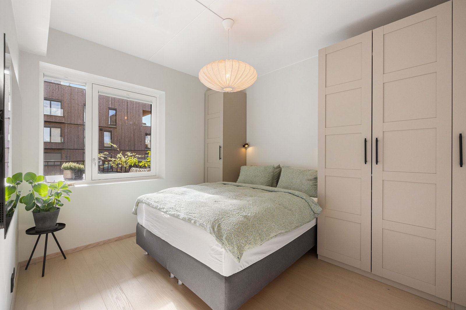 Et stort vindu slipper inn rikelig med dagslys til hovedsoverommet og gir en luftig og behagelig atmosfære. Det er spesialtilpassede lystette plisségardiner på begge soverom. Galleribilde