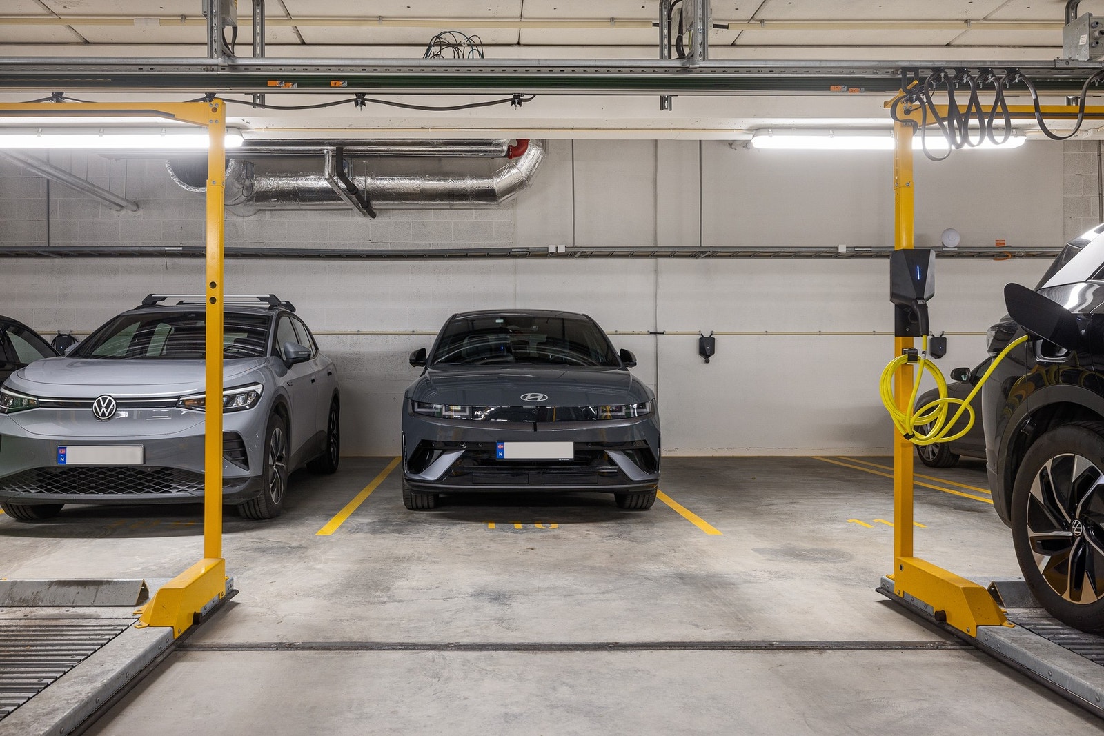 Garasjeplass med elbil-lader og ingen vektbegrensning. Galleribilde