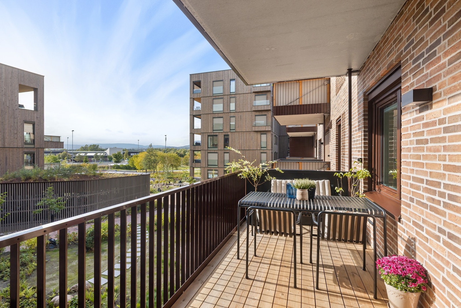 Leiligheten har en attraktiv intern beliggenhet i byggets andre etasje, ytterst på enden, noe som gir både privatliv og ro. Galleribilde