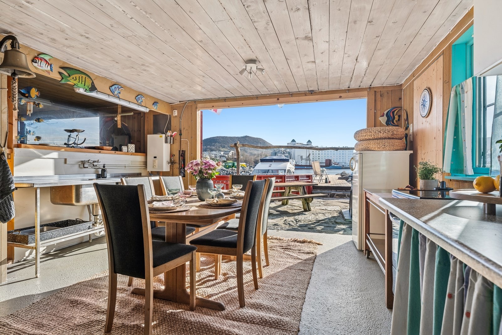 Dørene kan enkelt åpnes opp når solen skinner, slik at du kan sette ut en sittegruppe utenfor. Galleribilde