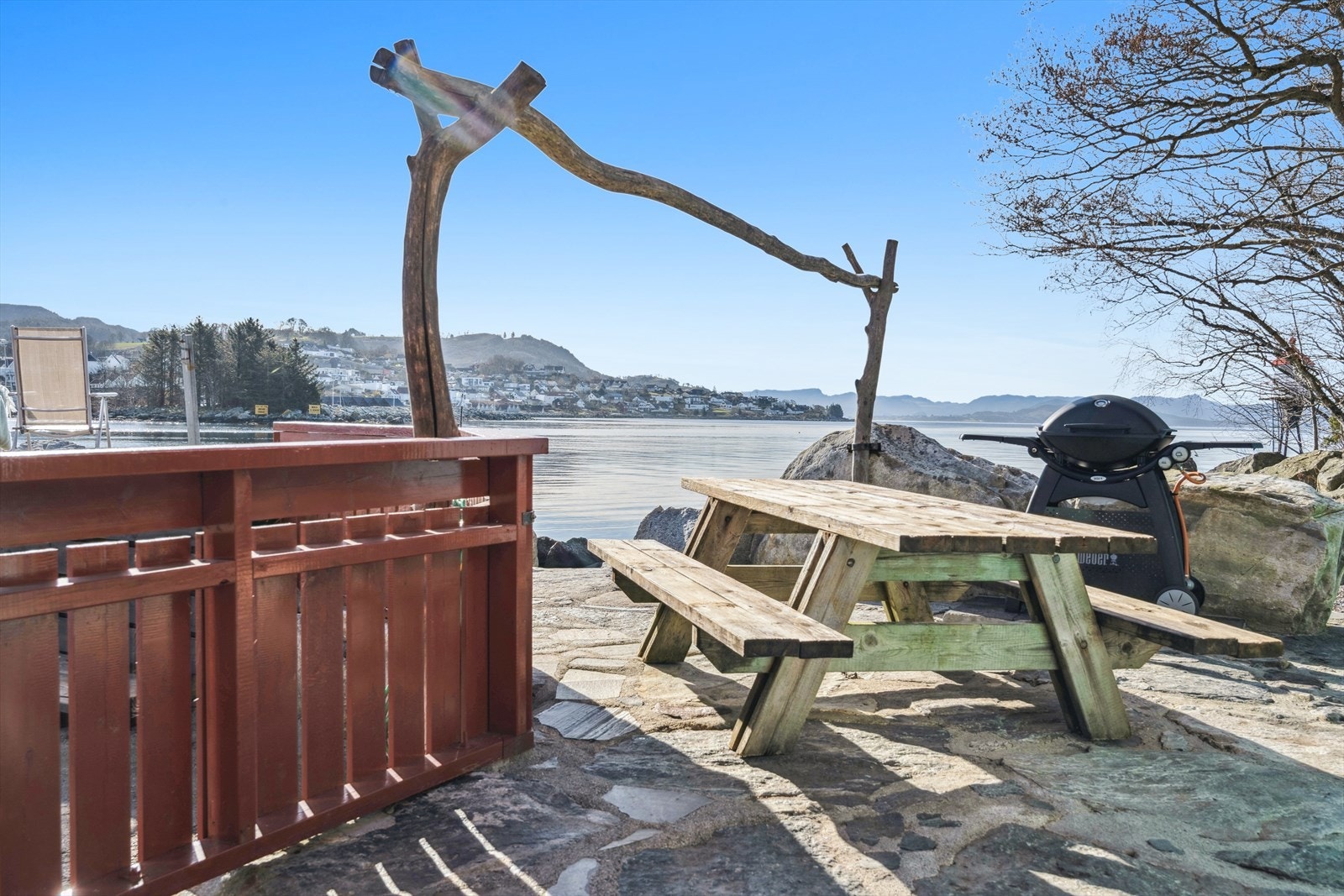 Eiendommen er strategisk plassert ved vannet, noe som gir fantastisk utsikt og muligheter for aktiviteter som seiling, fiske og bading. Dette gir beboerne en unik anledning til å nyte naturen og den maritime atmosfæren som omgir Tau. Galleribilde