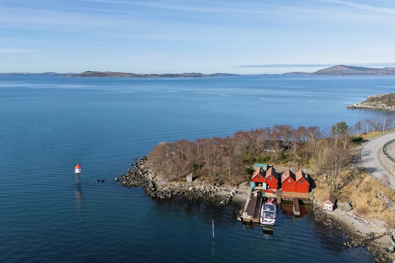 Her har du muligheten til å sikre deg en attraktiv plassering rett ved båthavnen, med kort avstand til dagligvarebutikker, rekreasjonsområder og sentrum av Tau. Galleribilde