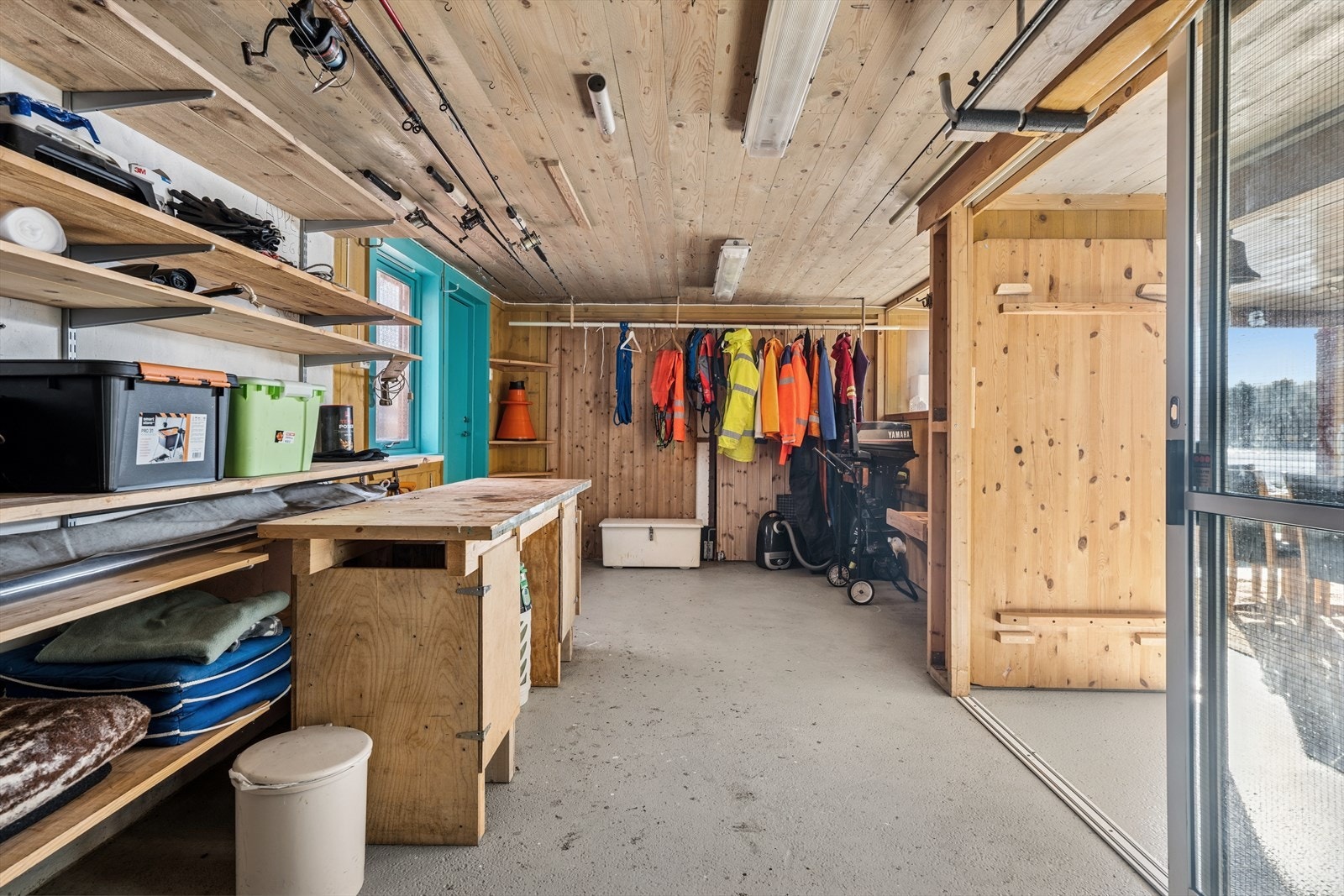 Videre finnes det et verksted med god plass til det praktiske som følger med en nausteiendom - ideelt for vedlikehold av båt og tomt. Verkstedet har innredet benkeplass og mer. Galleribilde