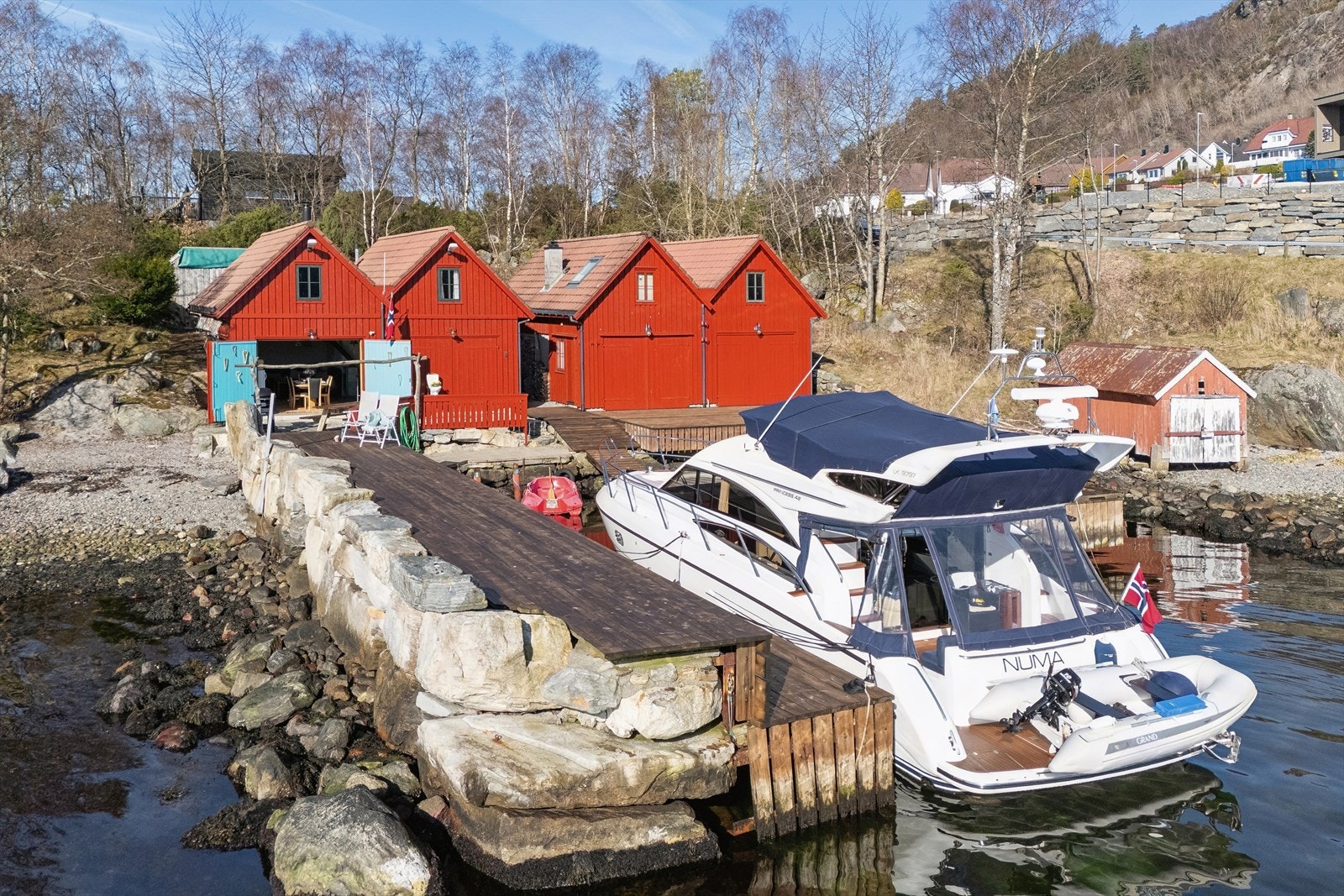 Uteområdet er pent opparbeidet, og det finnes fellesareal like bak hvor du kan parkere bilen. Galleribilde