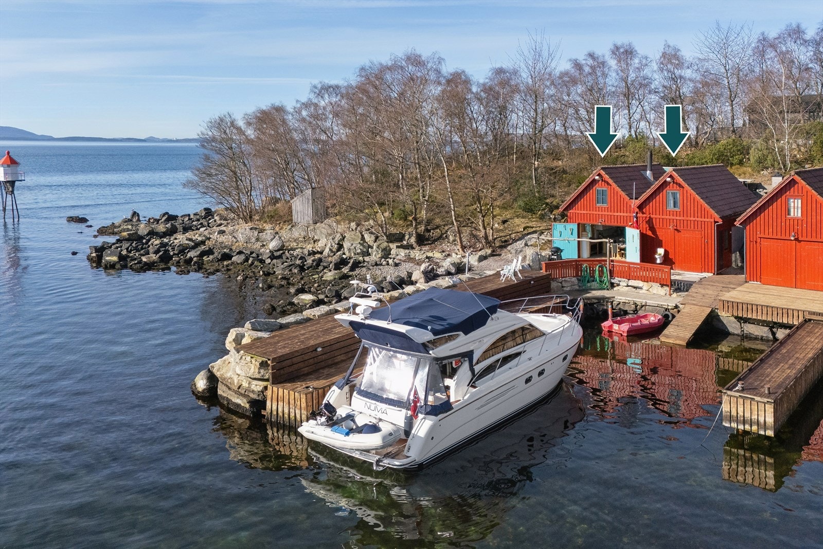 Eiendommen består av to naust som er slått sammen og åpnet mellom seg, med tilhørende brygge på ca. 20 meter. Galleribilde