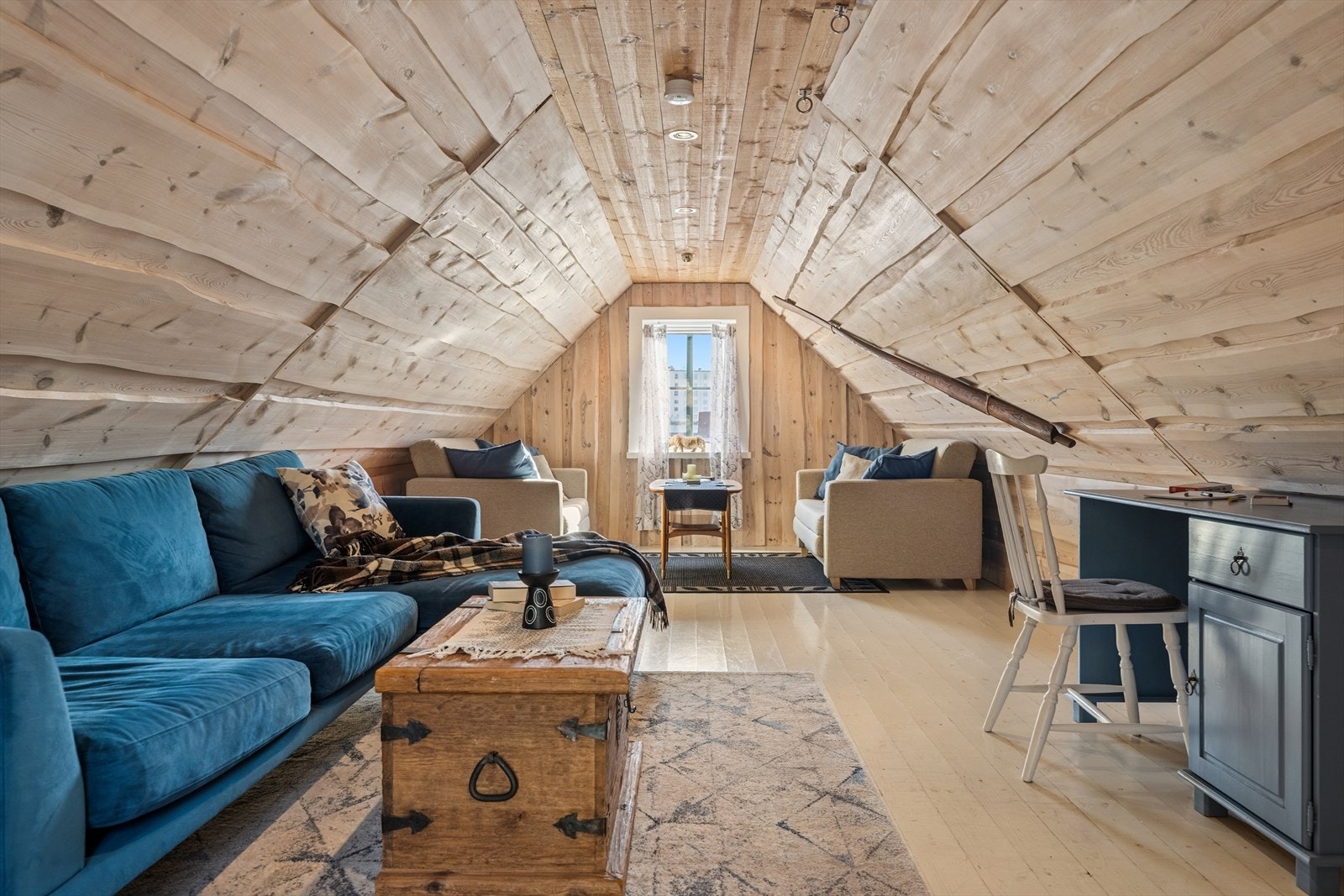 Romslig totalt gulvareal (GUA) 29 kvm, hvorav 10 kvm ikke er måleverdig areal. Galleribilde