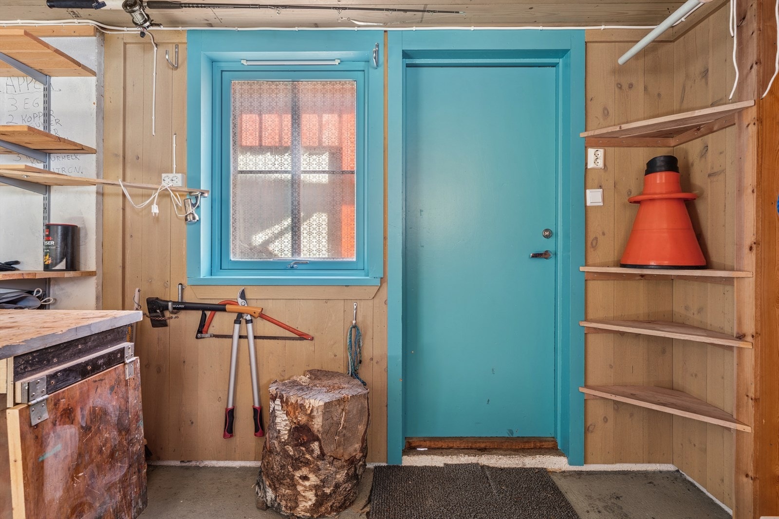 Inngangsdør som fører ut til en sti langs eiendommen opp til fellesarealet. Galleribilde