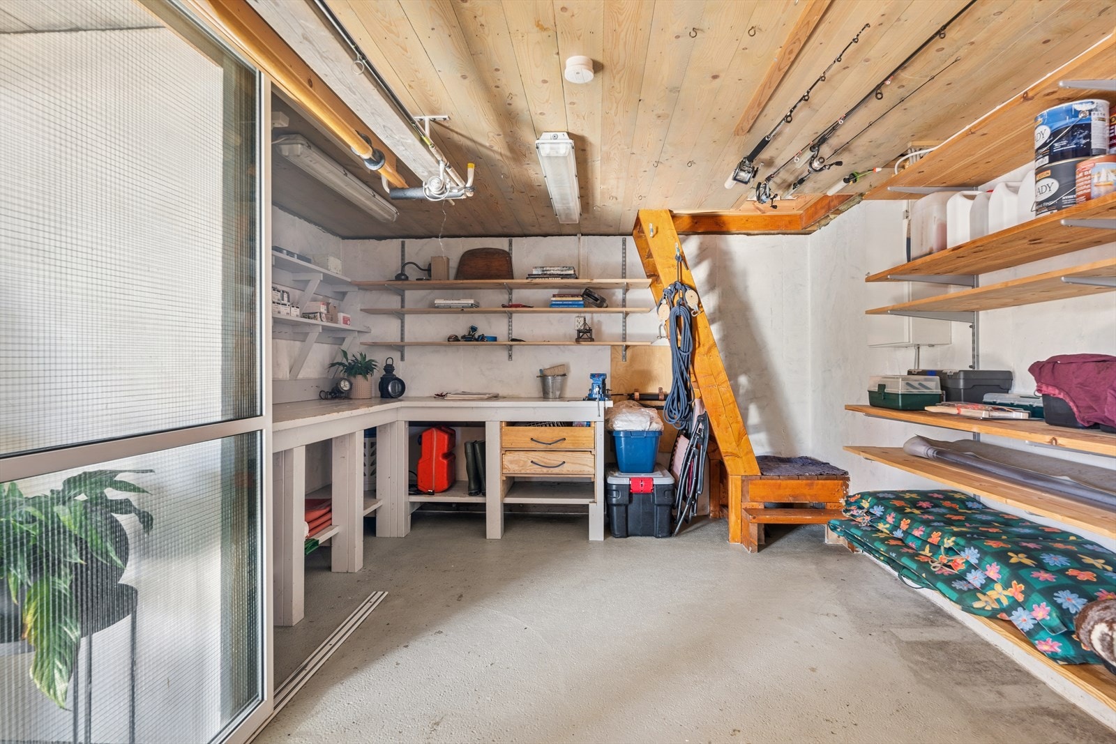 I tillegg finnes det en innvendig trapp opp til loft. Galleribilde