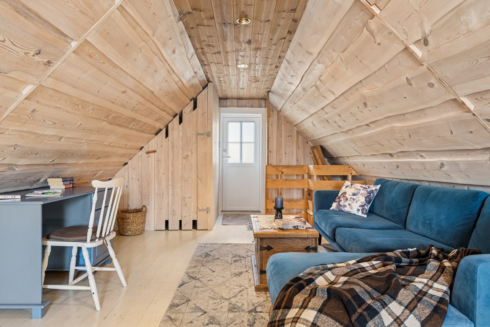 Loftet har godt grunnareal og mange muligheter for innredning etter eget ønske. Herfra har du vindusflater med utsikt mot sjøen og oversikt over tilhørende eiendom og brygge. Galleribilde