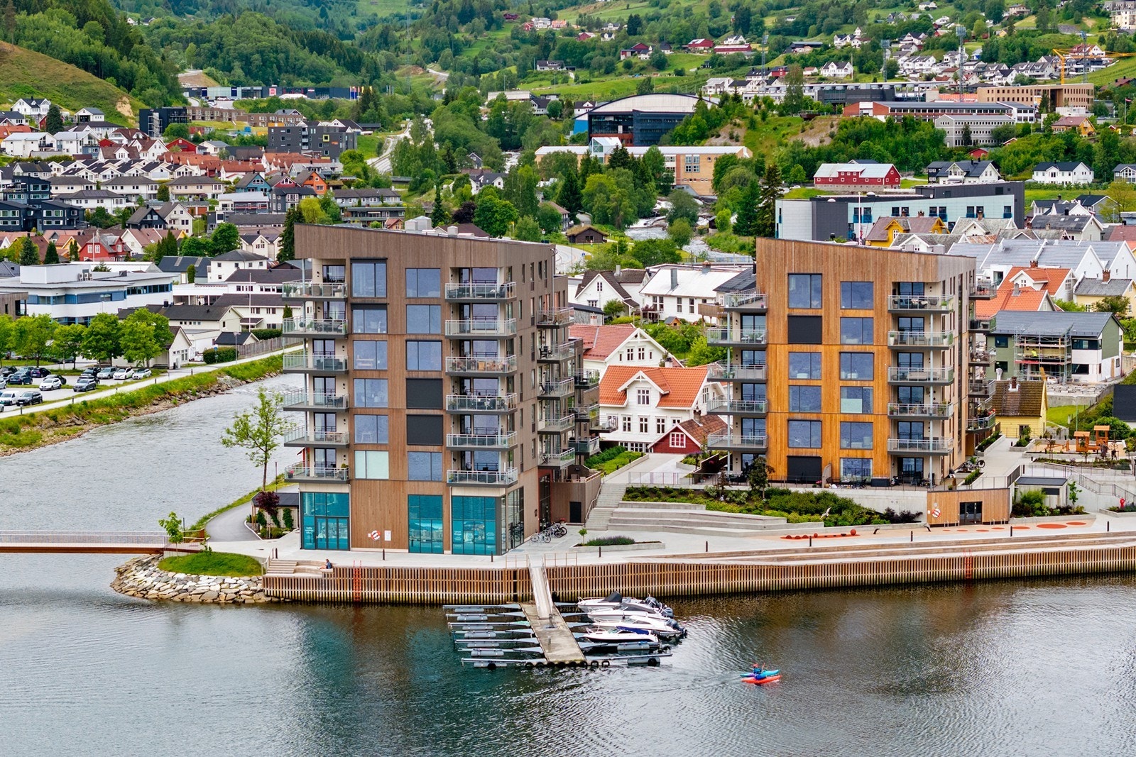 Leilegheita har svært sentral beliggenheit på Lerum brygge og ligg lunt til med utsikt over fjord og fjell. Galleribilde