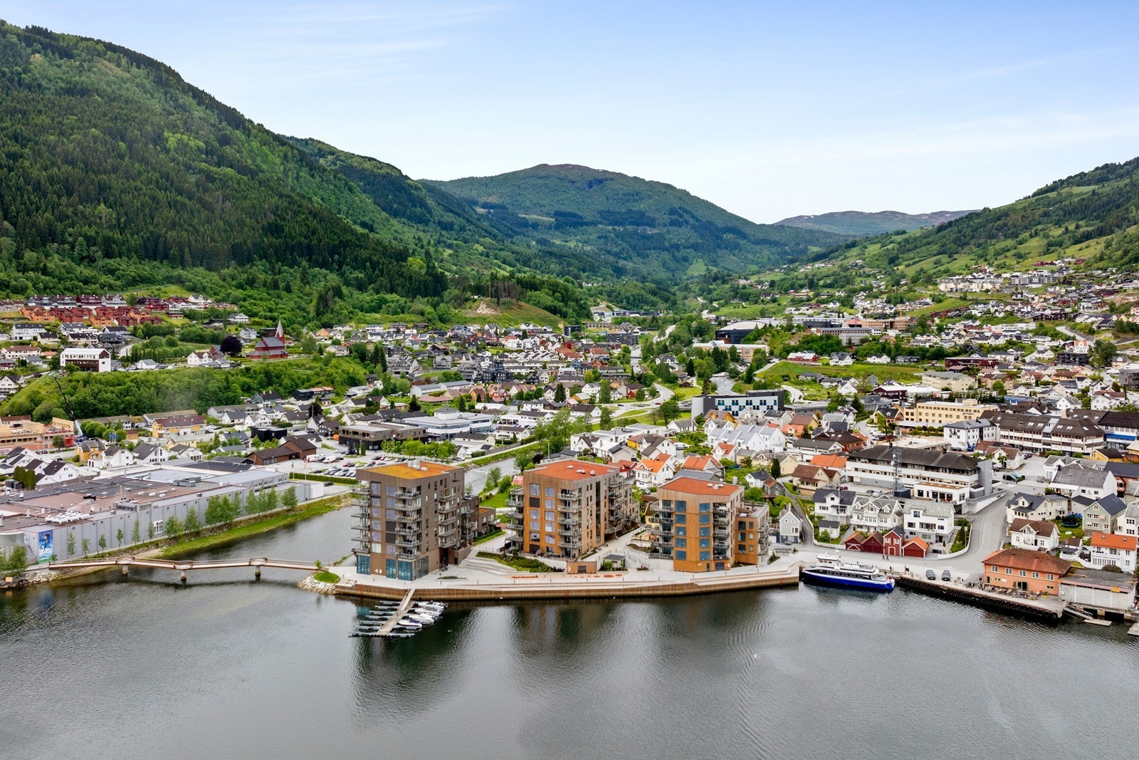 Her har du kort veg viss du blant anna ønskjer å ta deg ein liten gåtur langs den flotte fjordstien. Galleribilde