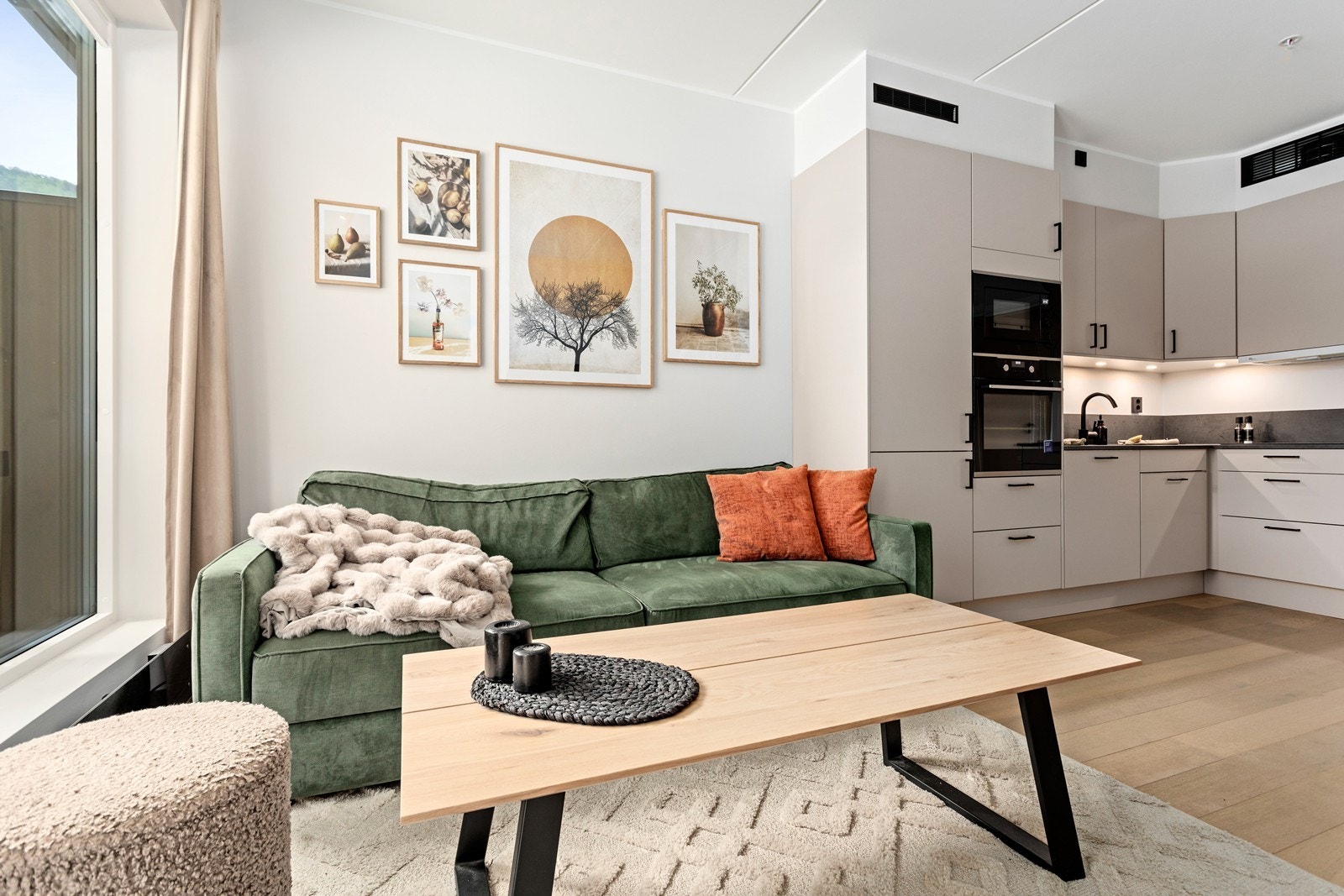 Leilegheita ligg i 2.etasje og inneheld gang, kjøkken/stove, bad og 1 soverom. Galleribilde
