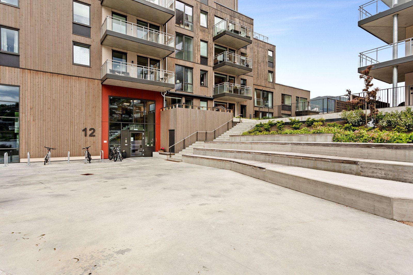 Flott opparbeida uteområde med sitjeplassar og beplantning. Galleribilde