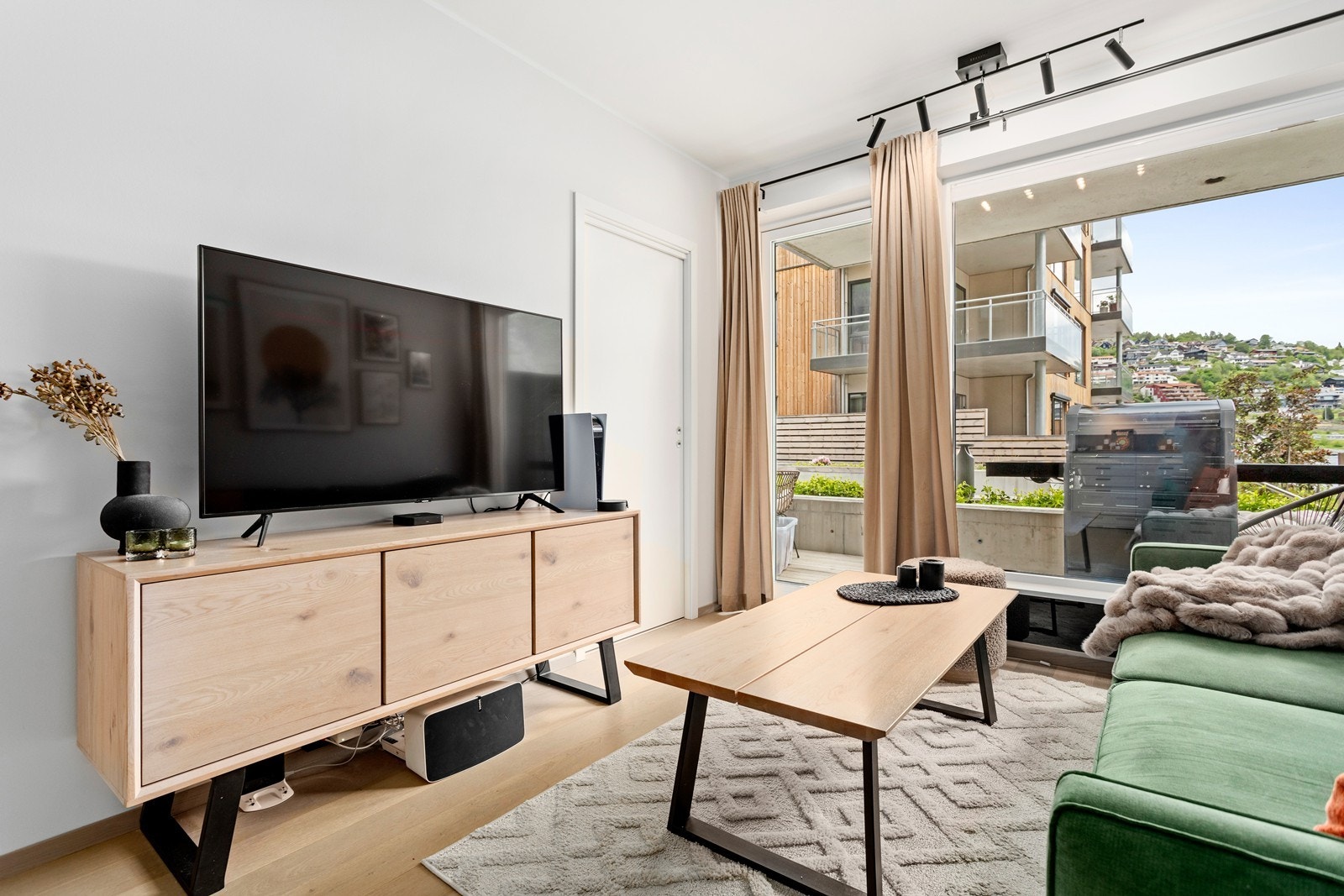 Seljar har oppgradert alle stikkontaktar og lysbrytarar frå standard kvit, til design matt svart. På kjøkken, er det også oppgradert til dimmebrytar. Galleribilde