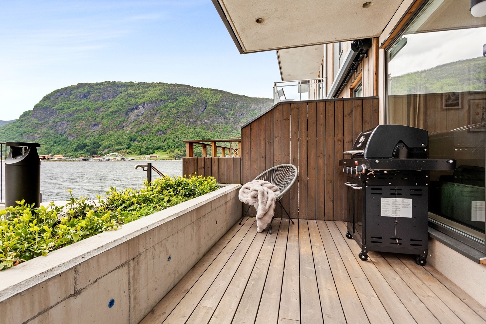 Terrassen ligg lunt til med flott utsikt over fjorden og fjella som omkransar Sogndal. Galleribilde