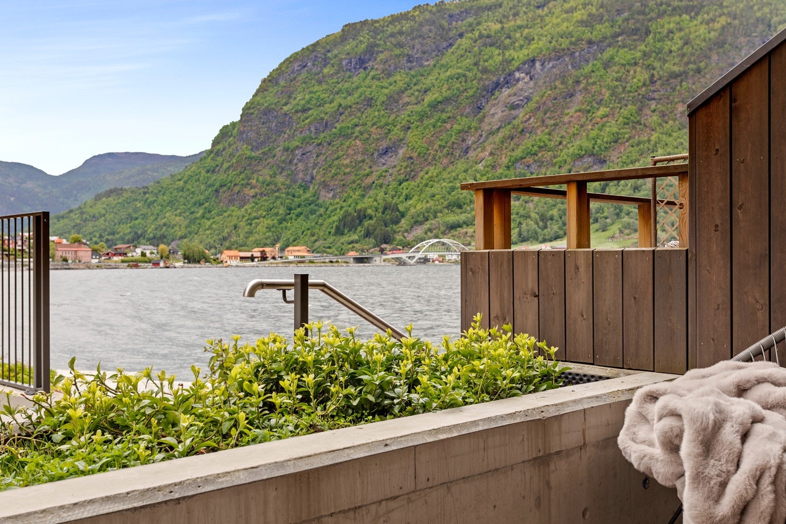 Her kan ein nyte flotte sommarkveldar saman med venner og familie. Galleribilde