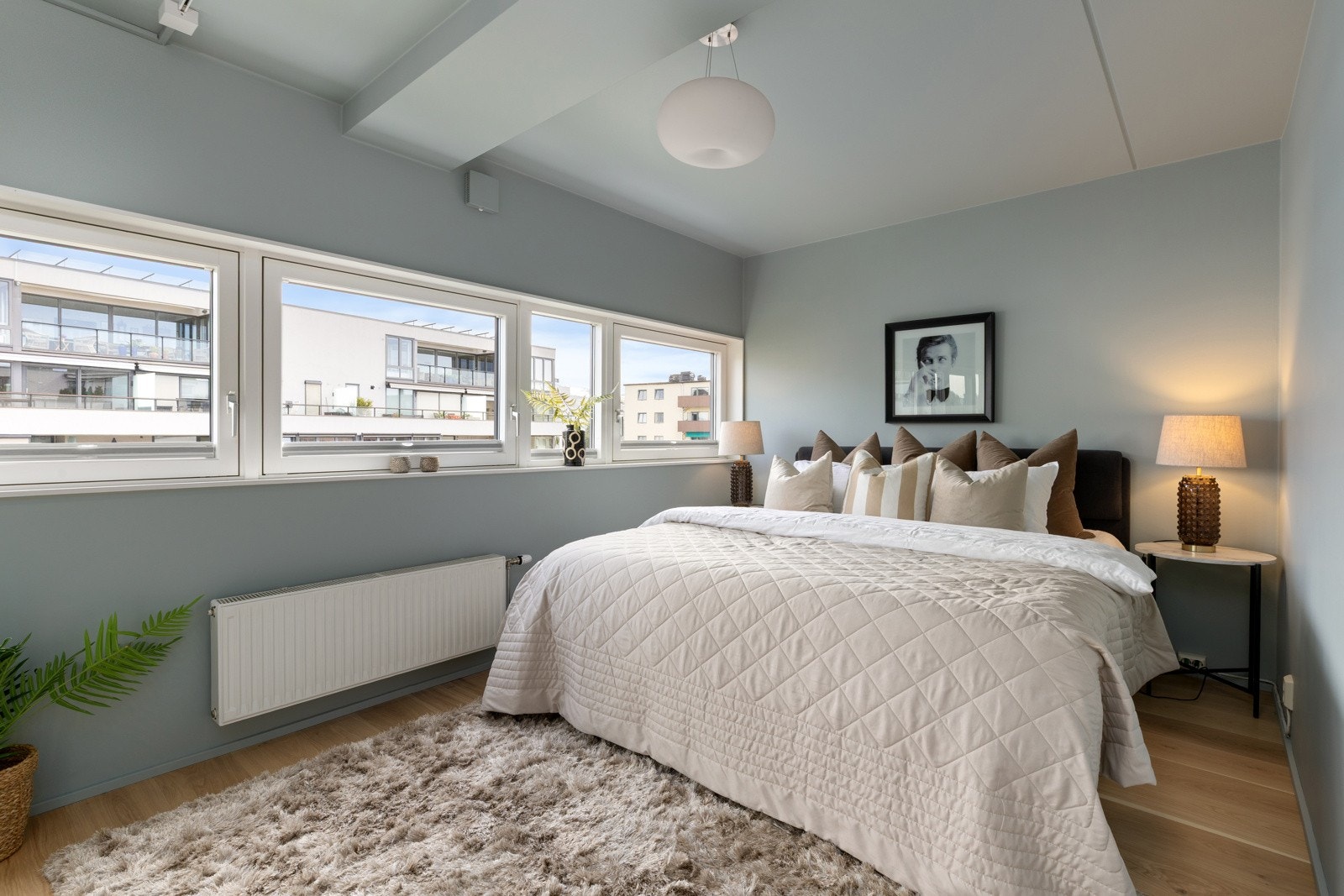 Hovedsoverommet er romslig, har plass til dobbeltseng og nattbord på hver side Galleribilde