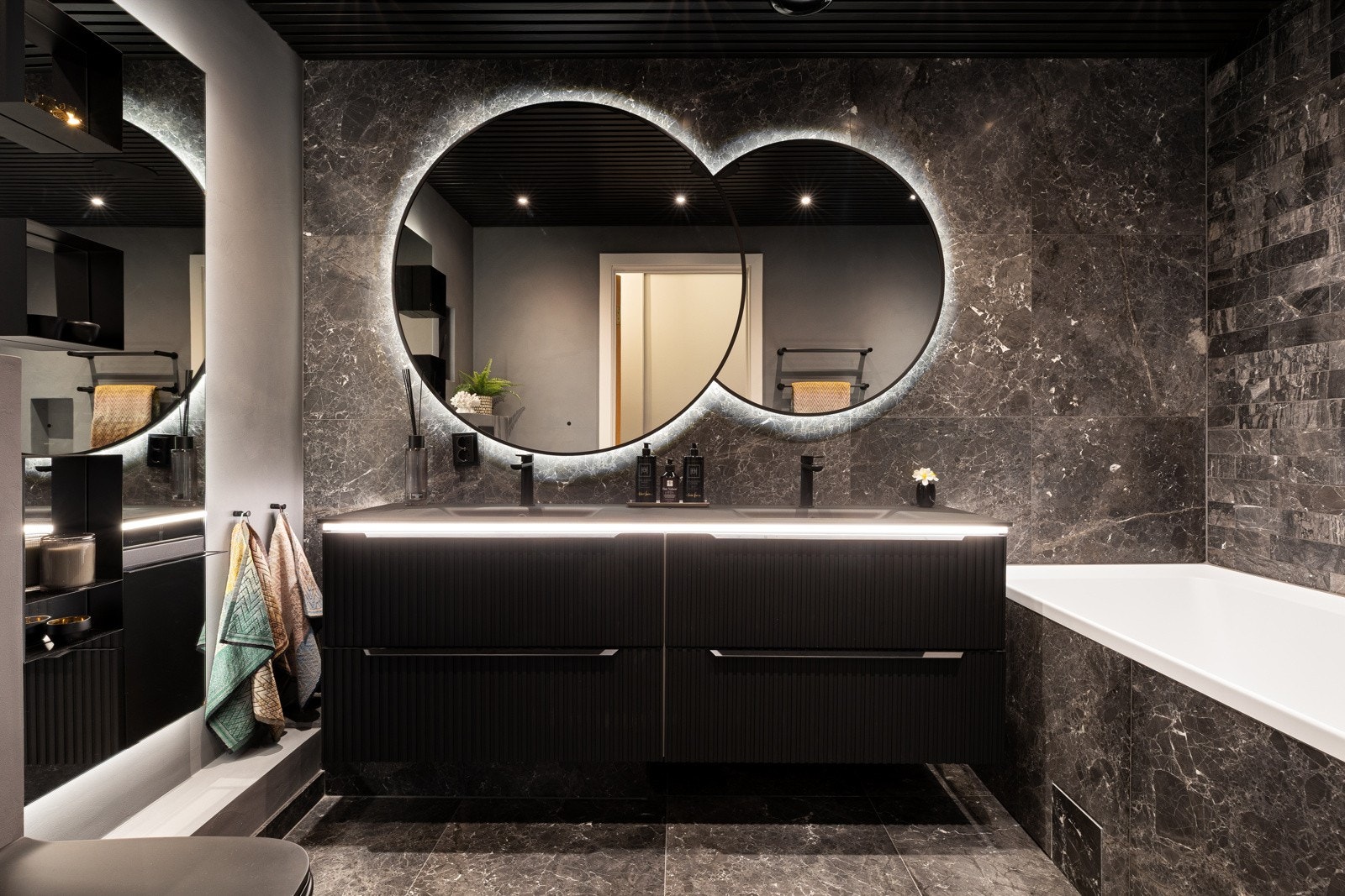 To rålekre bad fra 2022 med tilgang fra hallen. Adskilt fra stuen, og enkelt tilgjengelig fra soverom Galleribilde