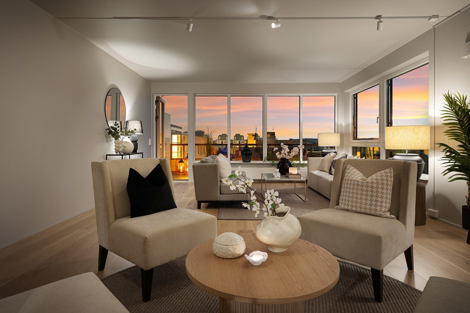 Vinduene fyller rommet med dagslys og det er lysskjerming som laget til vinduene. Disse er tatt ned, men medfølger boligen Galleribilde