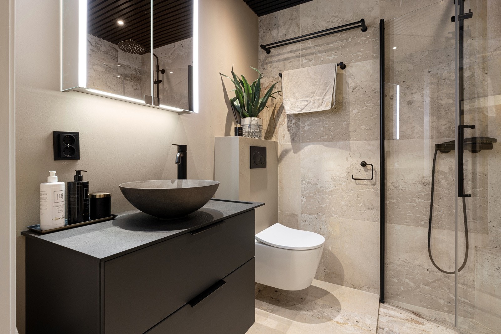 Her er det toalett, dusjhjørne med regnfallsdusj og integrert armatur. Servantinnredning med skuffer under. Opplegg for vaskemaskin Galleribilde