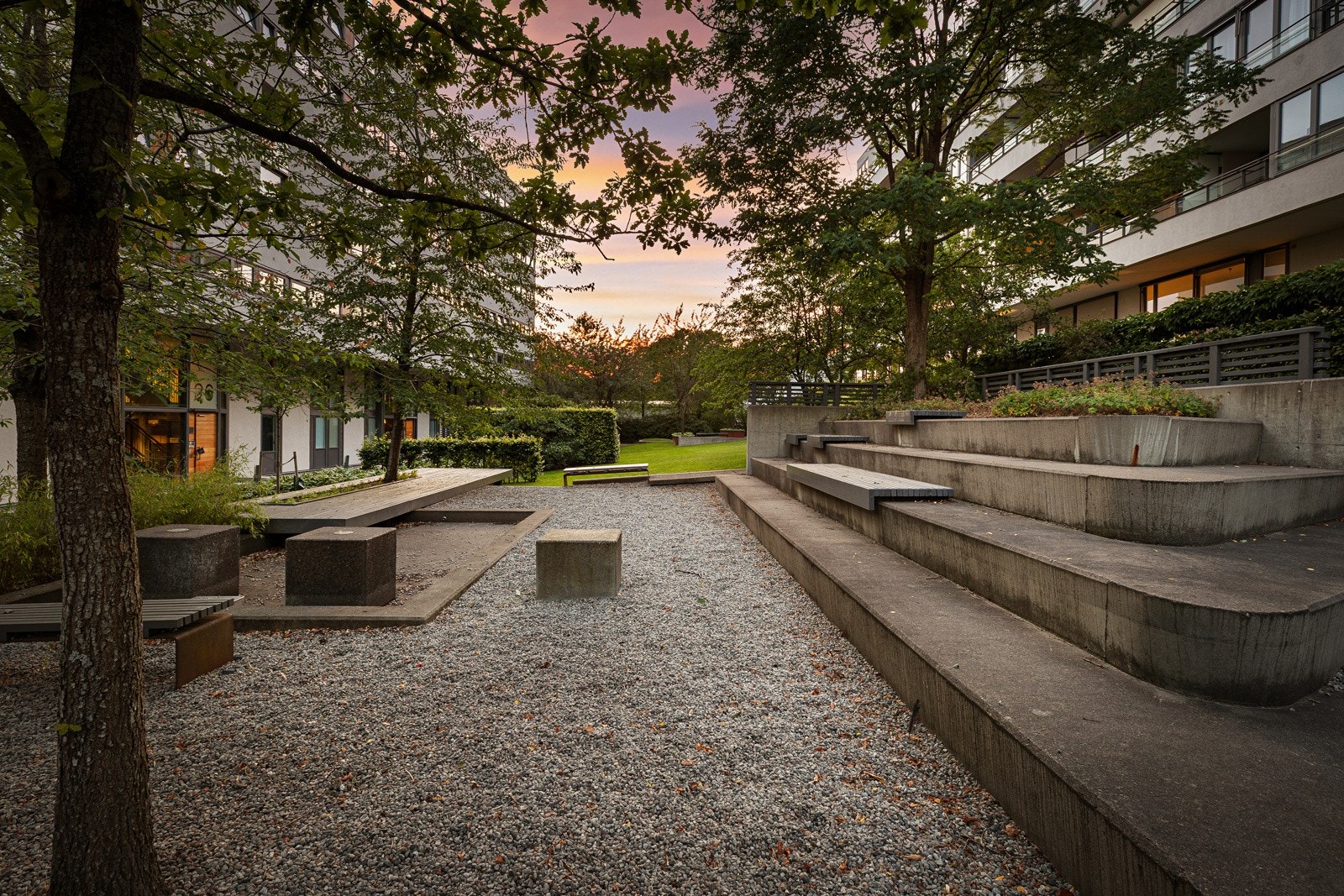 Parkmessig mellom byggene Galleribilde