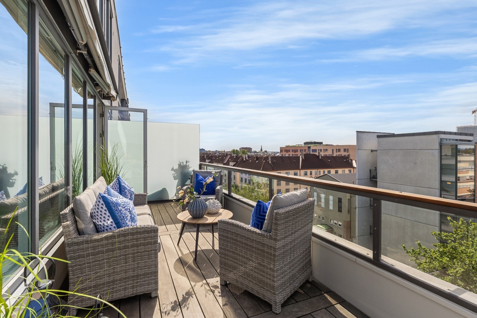 Ut fra stuen er den store terrassen som brer seg rundt hjørnet. Dette gir flere soner Galleribilde