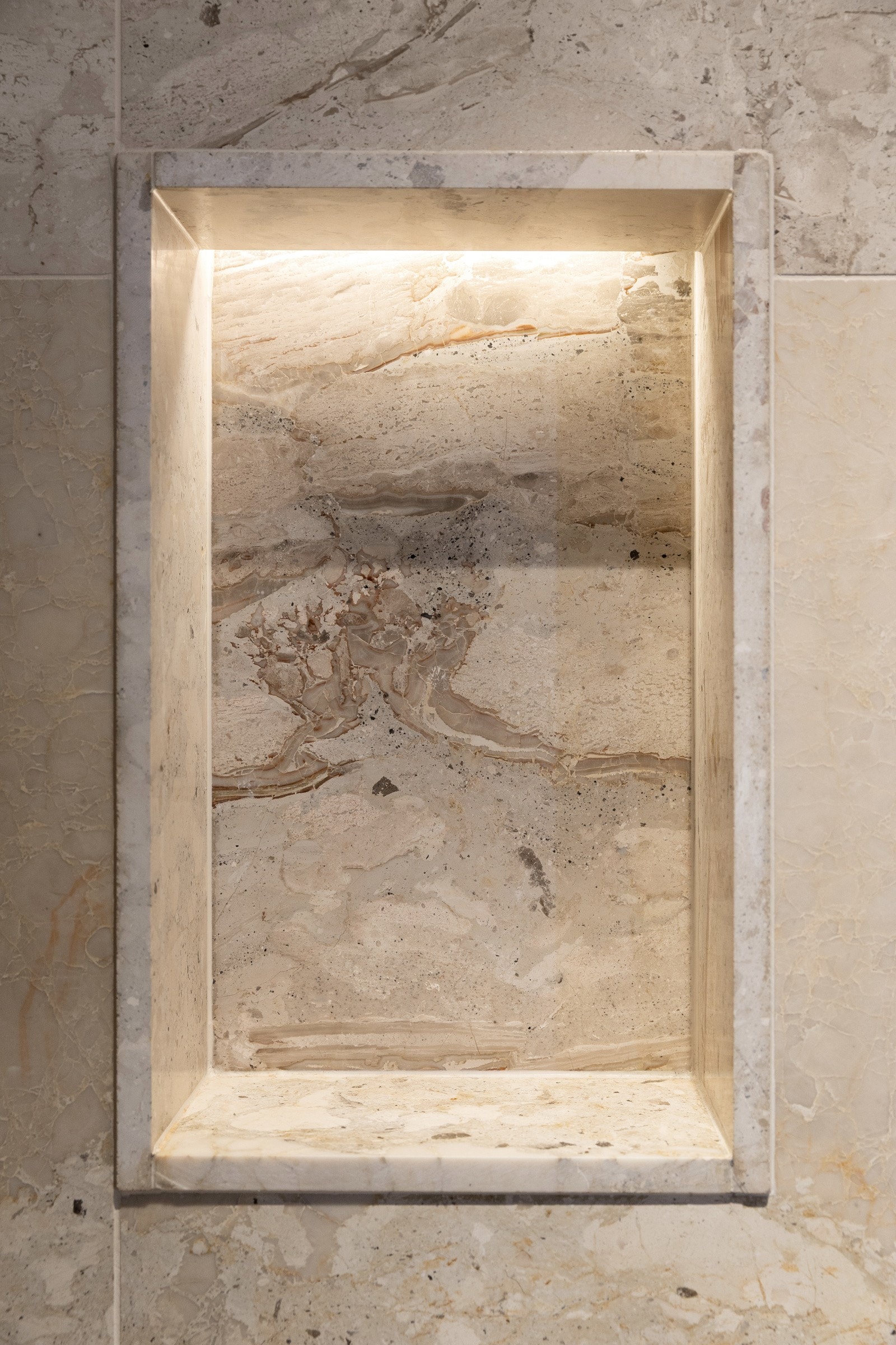 Se de integrerte armaturene på forie bilde, samt detaljer som denne nisjen med indirekte belysning Galleribilde