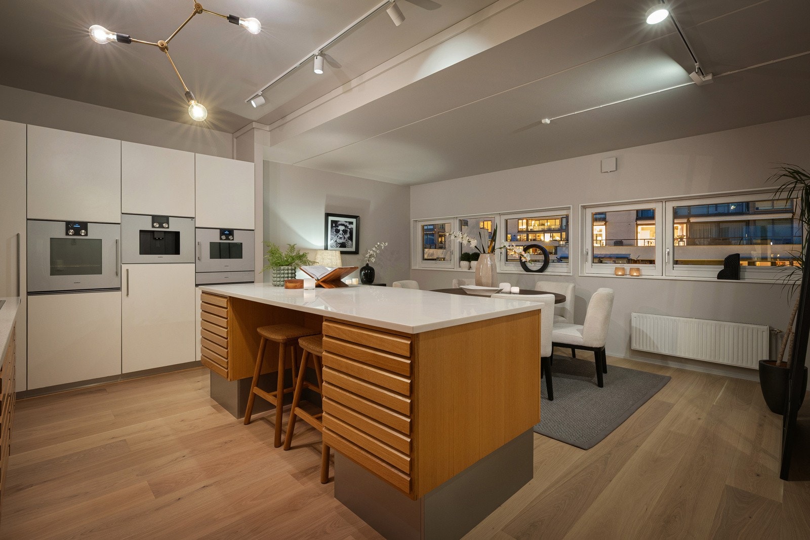 Benkeplater av Corian og naturstein. Hvitevarer fra Gaggenau. Fronter i heltre som også kan behandles i likhet med leilighetens dører Galleribilde