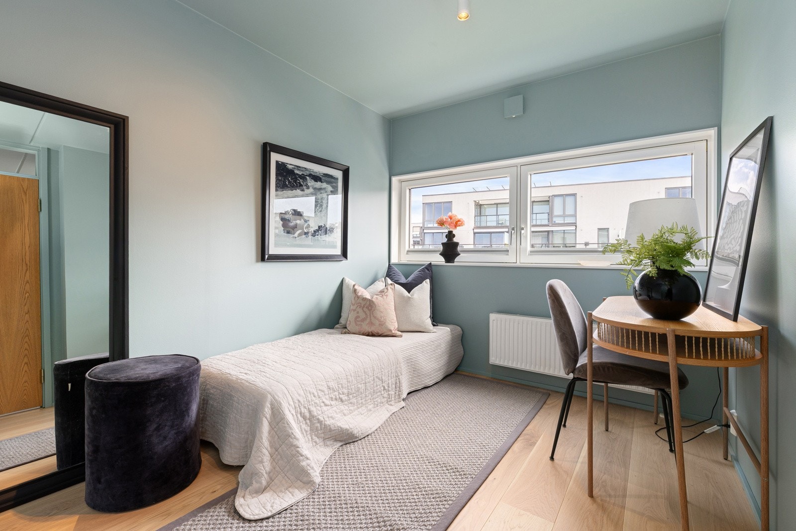 Det midterste soverommet. Dette er et supert kontor/walk-in garderobe til hovedsoverommet. Originalt var det dør direkte fra hallen, og helt adskilt, så dette kan enkelt tilbakeføres om ønskelig Galleribilde