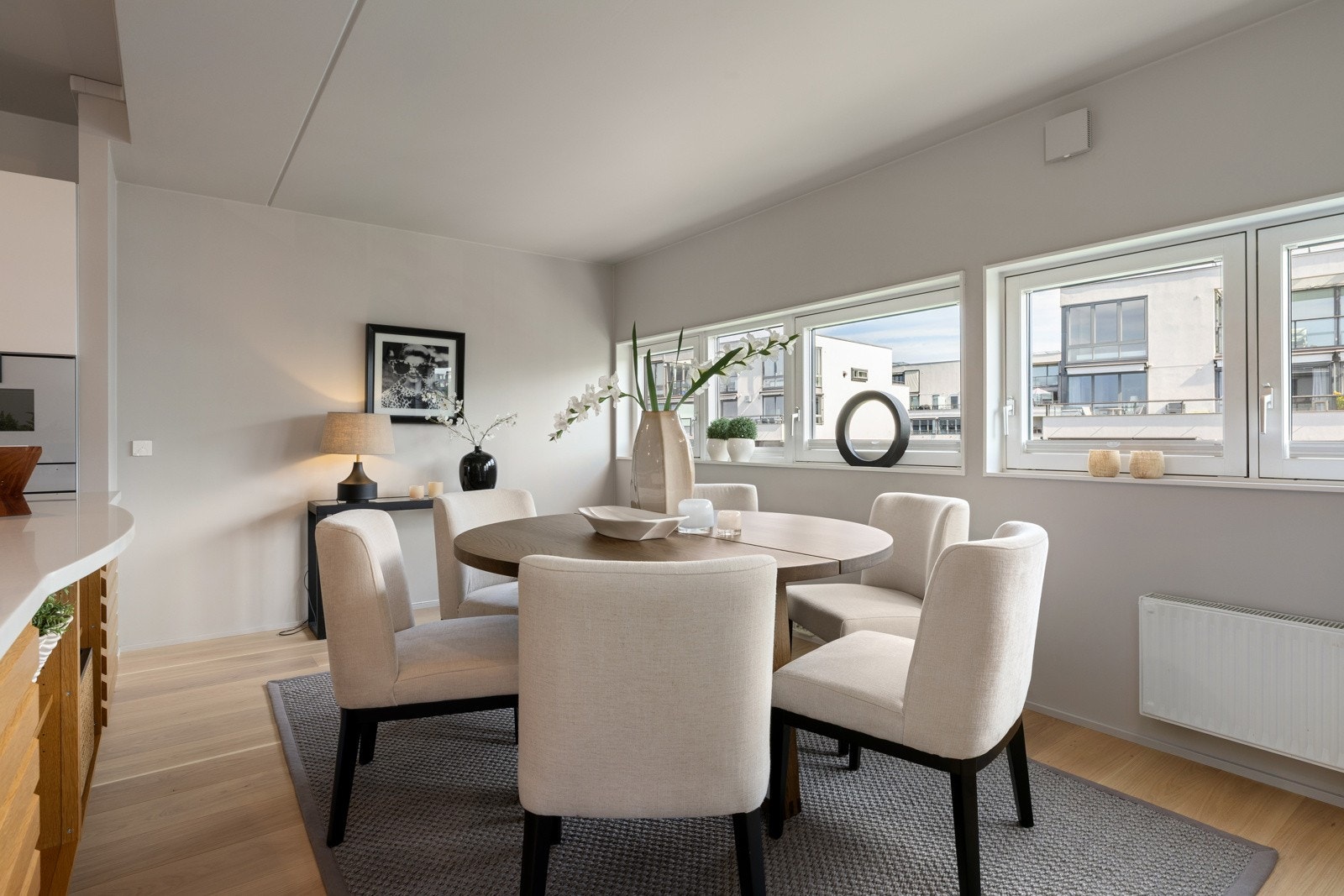 I tillegg er det så romslig at du kan ha langbord og spisestue i denne delen av rommet Galleribilde