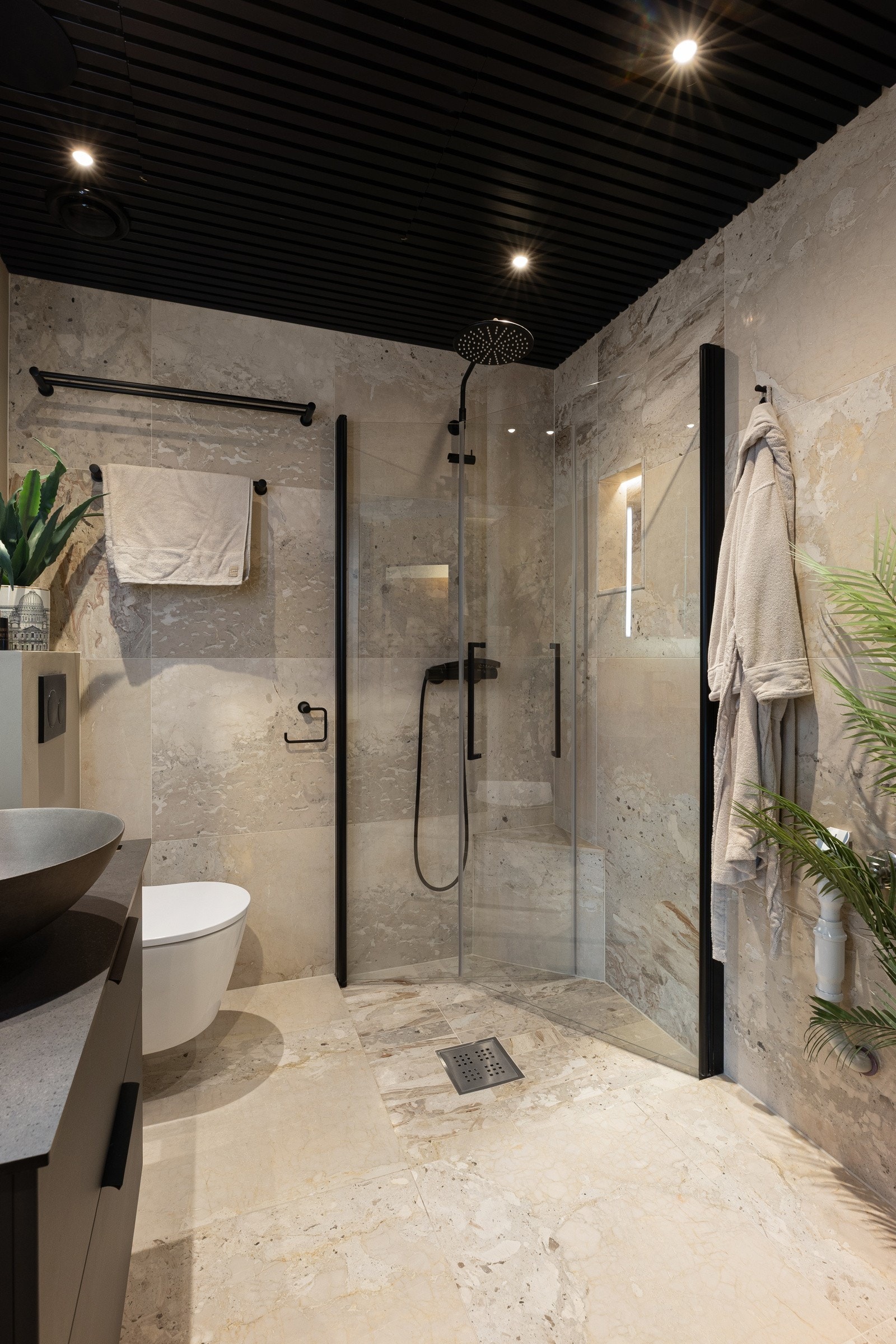 Badet med dusj. Samme stil men mer dempet tone Galleribilde