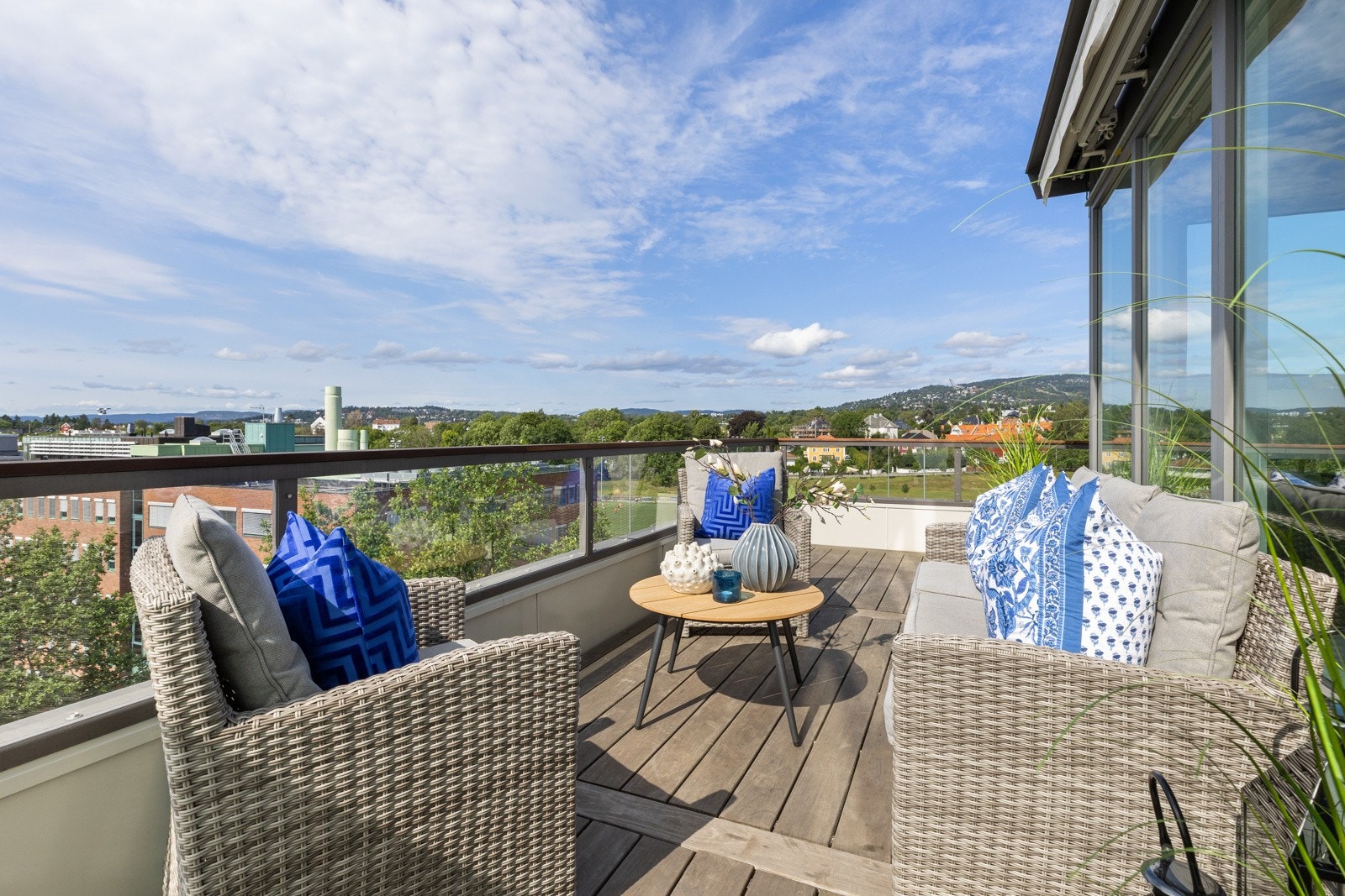 Det er svært gode solforhold fra morgen til solen går ned sent på kveld Galleribilde