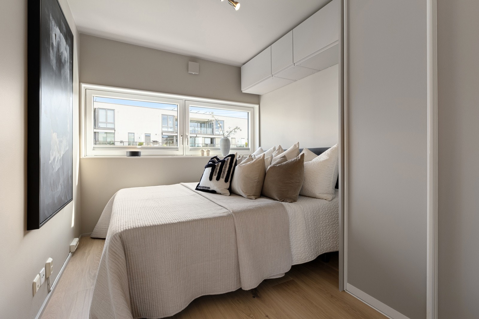 Soverom 2 er også av god størrelse har plass til seng, skrivebord og garderobeskap Galleribilde