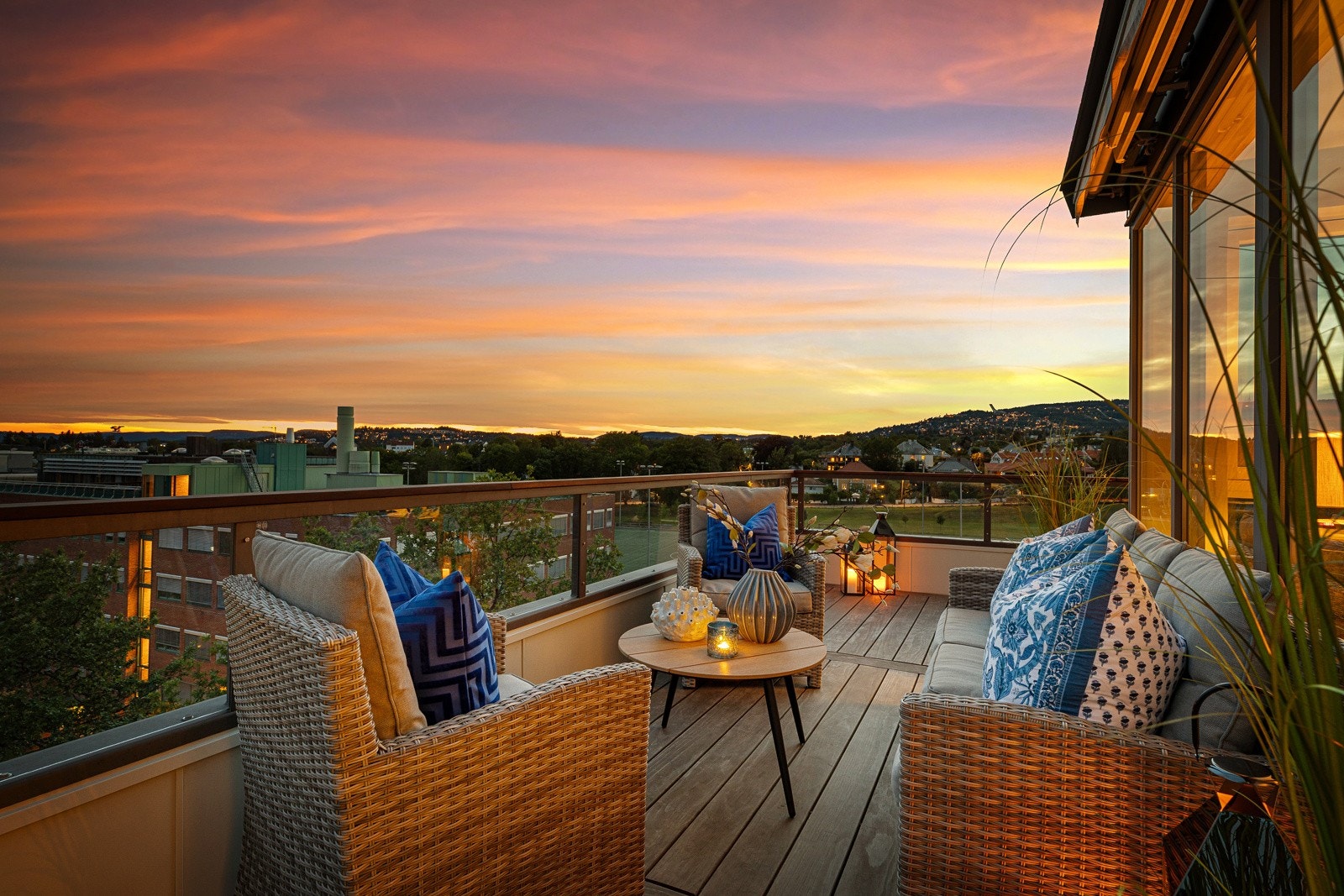 Denne gjennomgående endeleiligheten holder en høy standard, har stor terrasse, utsikt, gode solforhold, heis og garasjeplass Galleribilde