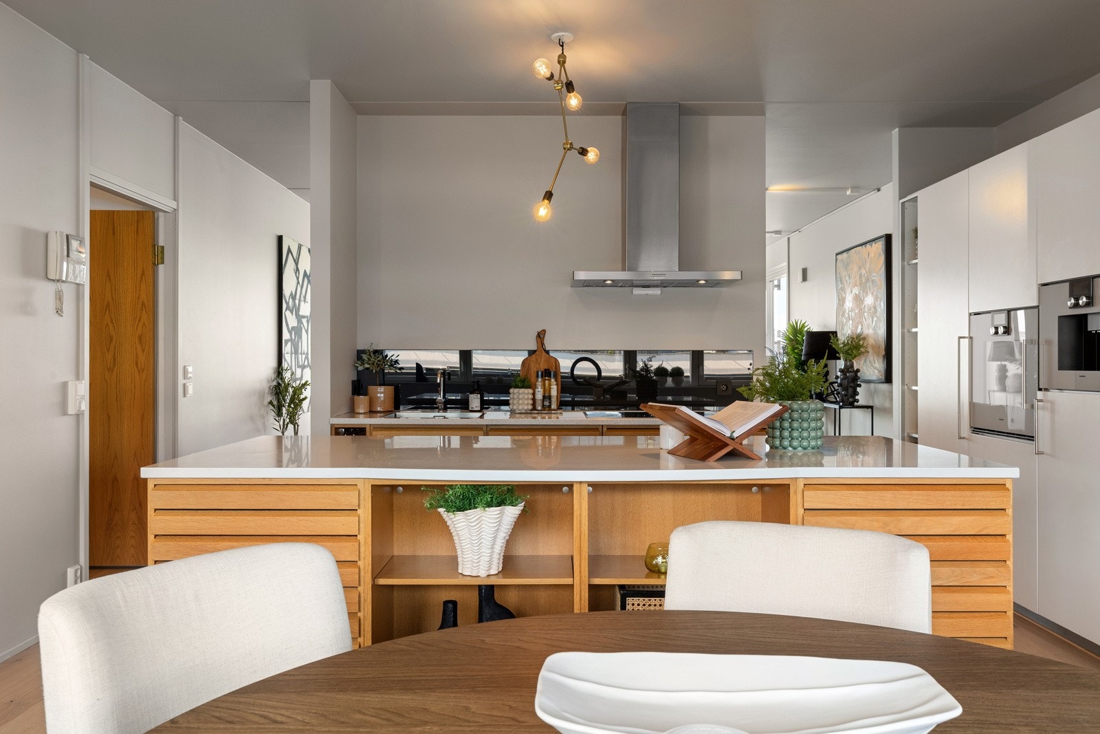 Utformingen av kjøkkenet er meget god. Her har du godt med arbeidsplass, skapplass og spiseplasser Galleribilde