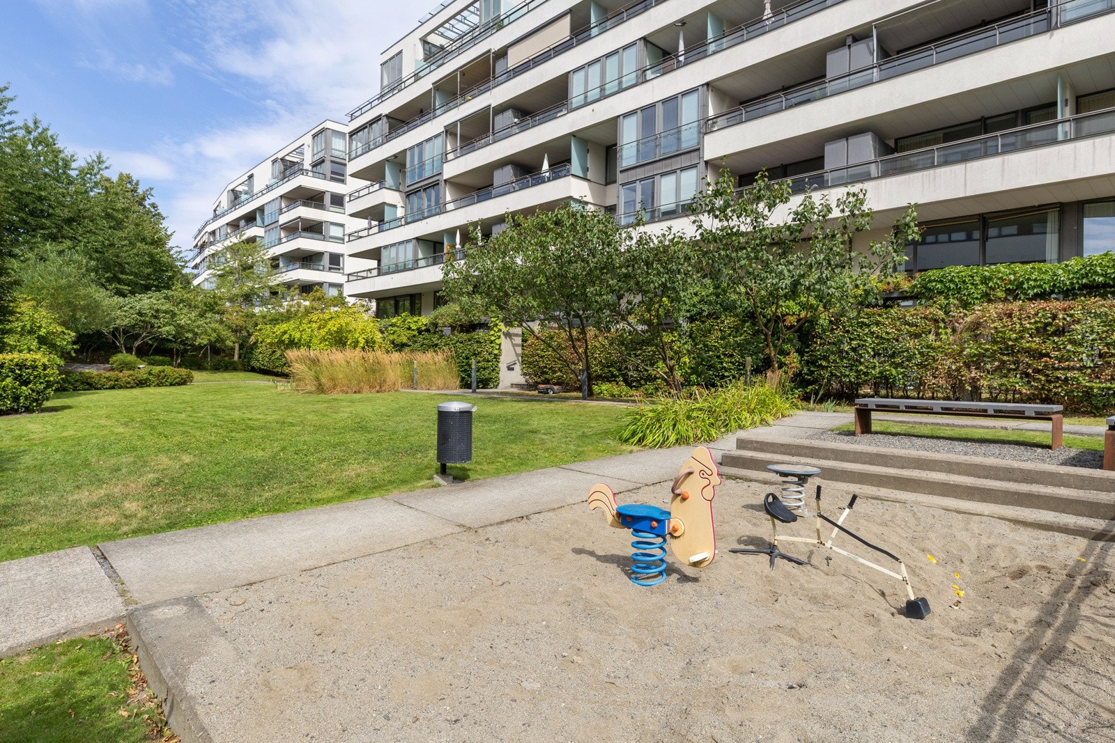 Mellom blokkene er det anlagt parkmessig behandlede uterom Galleribilde